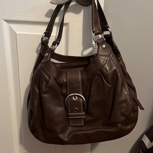 Coach brown shoulder bag. 1 zipper compartment, 2 clip closure compartments